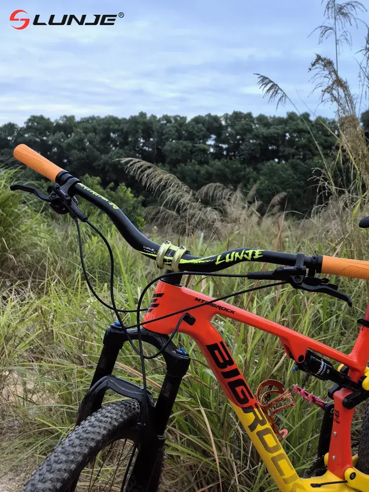 Manillar LUNJE montado en una bicicleta de montaña